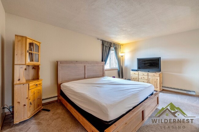 Building Photo - Furnished Pet Friendly Summer Rental