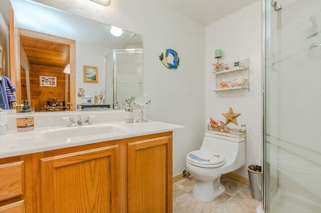 Downstairs - Bath w/ shower - 14234 Glacier View Dr