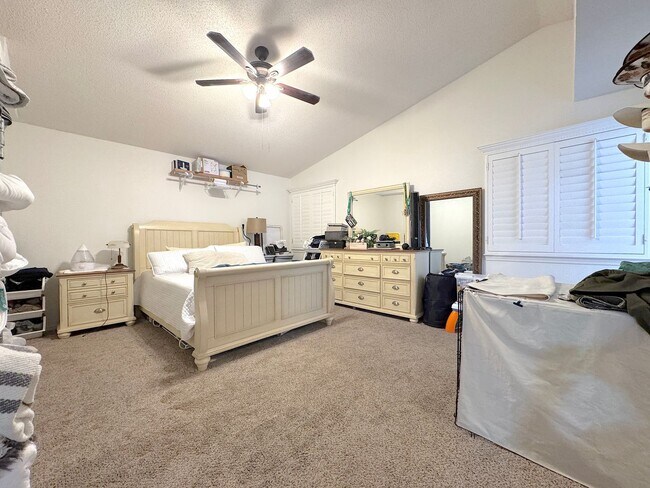 Building Photo - East El Paso 4 bed Refrig A/C w/Gorgeous L...