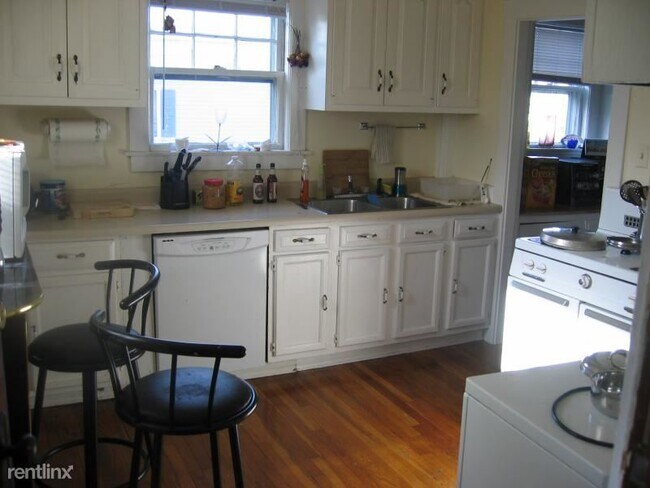 Building Photo - 3 br, 1 bath House - 94 Beechcroft St 3