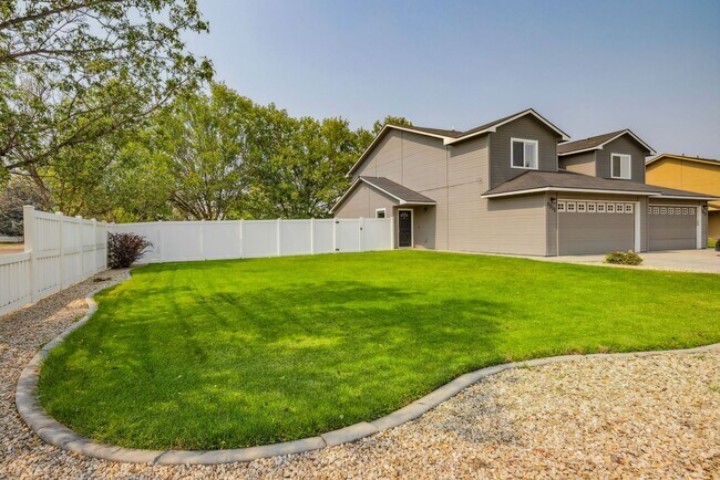 Building Photo - 3 Bedroom Kuna home with Fenced back yard - Pets Welcome!!