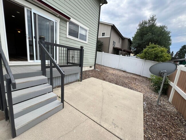 Building Photo - 3 bed, 2.5 bath townhouse