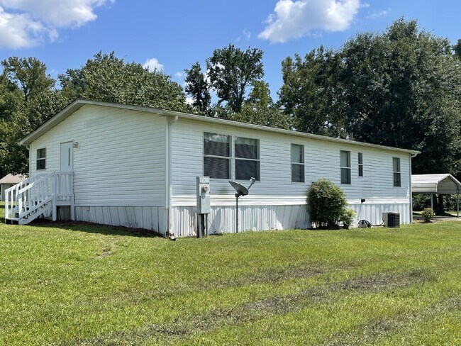 Building Photo - Furnished 3 bedroom 2 full bathroom Manufa...