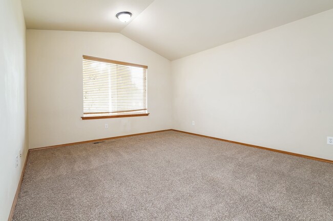 Building Photo - 4 Bedroom/2.5 Bath Lynnwood Home $3400