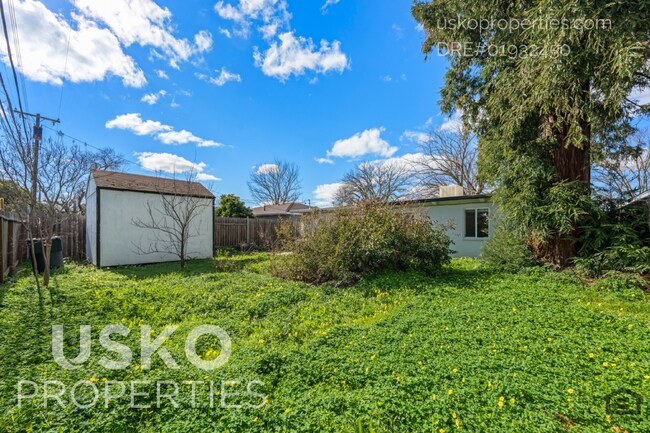 Building Photo - "Charming 3-Bed with Full Bath in Sacramento – Cozy 1093 Sq Ft Home Awaits!"