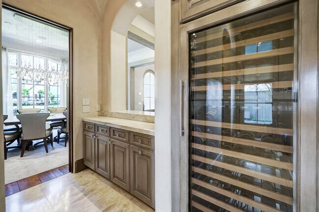 Building Photo - 5610 Lynbrook Dr