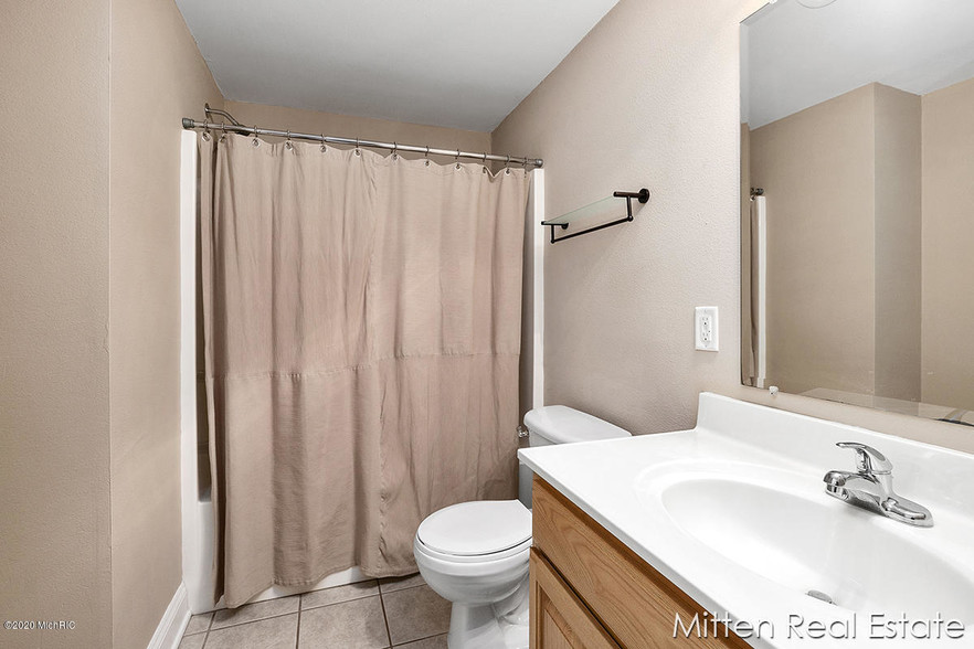 full bathroom - 6026 E Fieldstone Hills Dr