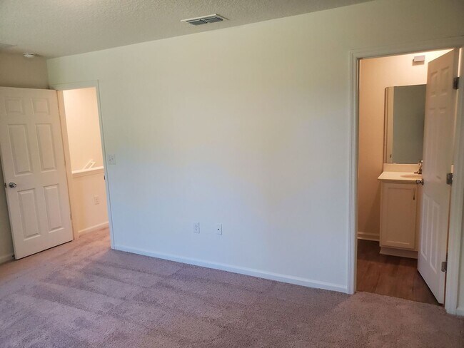 Building Photo - 3 BEDROOM 2.5 BATH TOWNHOME
