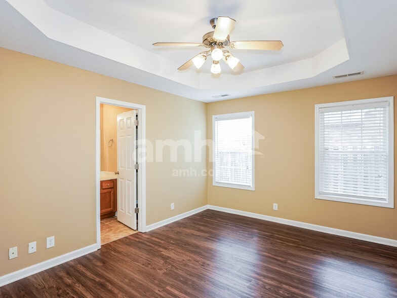 Building Photo - 1004 Hendricks Ct