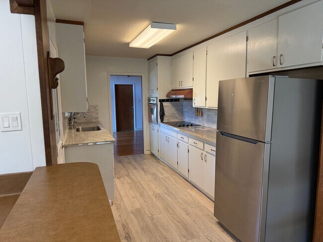 Building Photo - Desirable St Francis Neighborhood