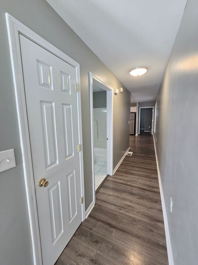 Building Photo - Updated 3 Bedrooms, 1.5 Bathrooms on a Dou...
