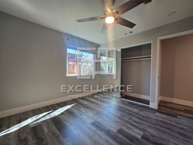 Building Photo - 2/2 Downstairs Condo with Patio, Washer an...