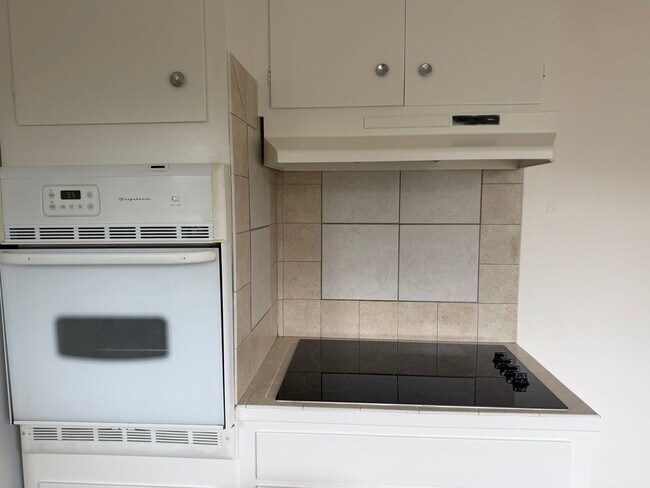 Building Photo - 1 Bedroom and 1 Bath Apartment