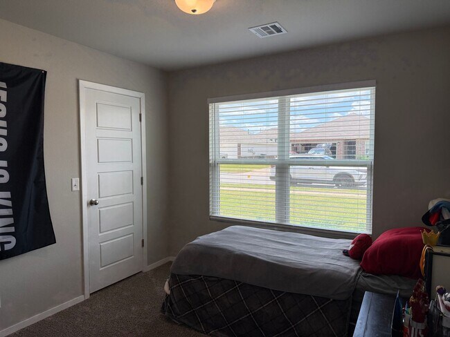 Building Photo - Charming 4 bedroom, 2 bath house located B...