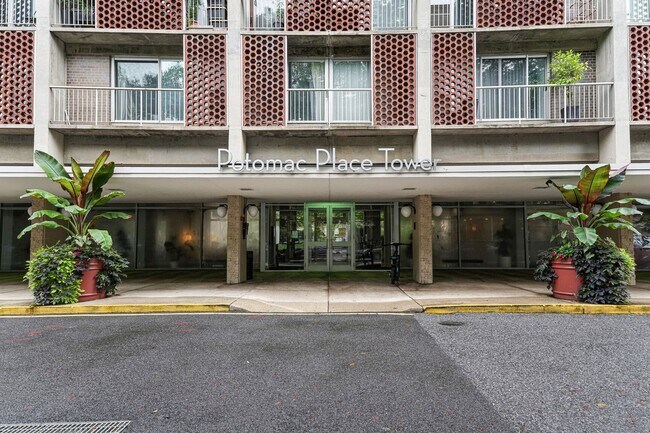 Building Photo - Concierge Building! Available Now! Electri...
