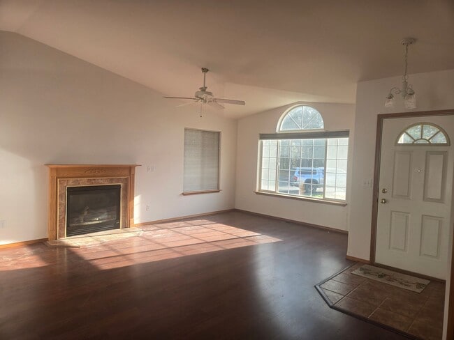 Building Photo - Charming 3 Bed / 2 Bath Single-Level Home in CDA – Available Now!