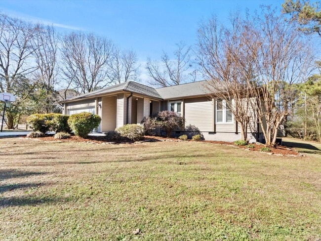 Building Photo - Large lot and close to town.