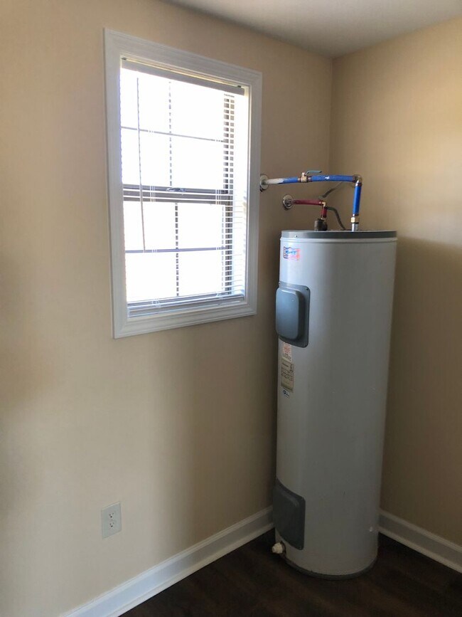 Building Photo - 2016 Iris Rd