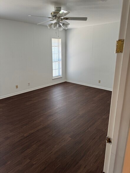 Building Photo - 1806 Crescent Dr