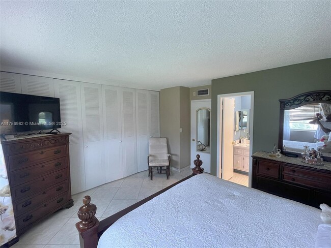 Building Photo - 5031 W Oakland Park Blvd