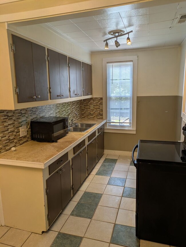 Building Photo - 3bd/1ba Cottage on private street with a s...