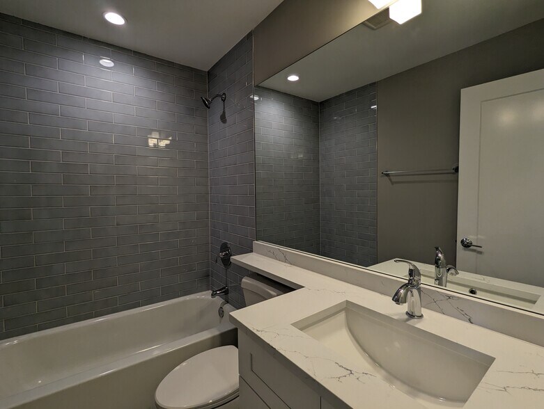 Building Photo - 3935 N Janssen Ave