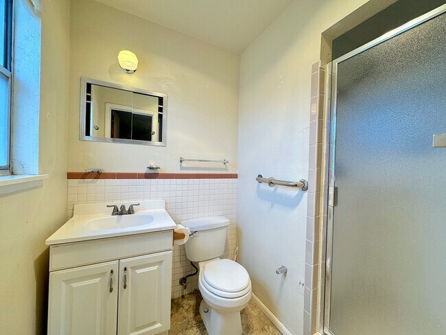 Building Photo - East El Paso 4 bed Refrig A/C