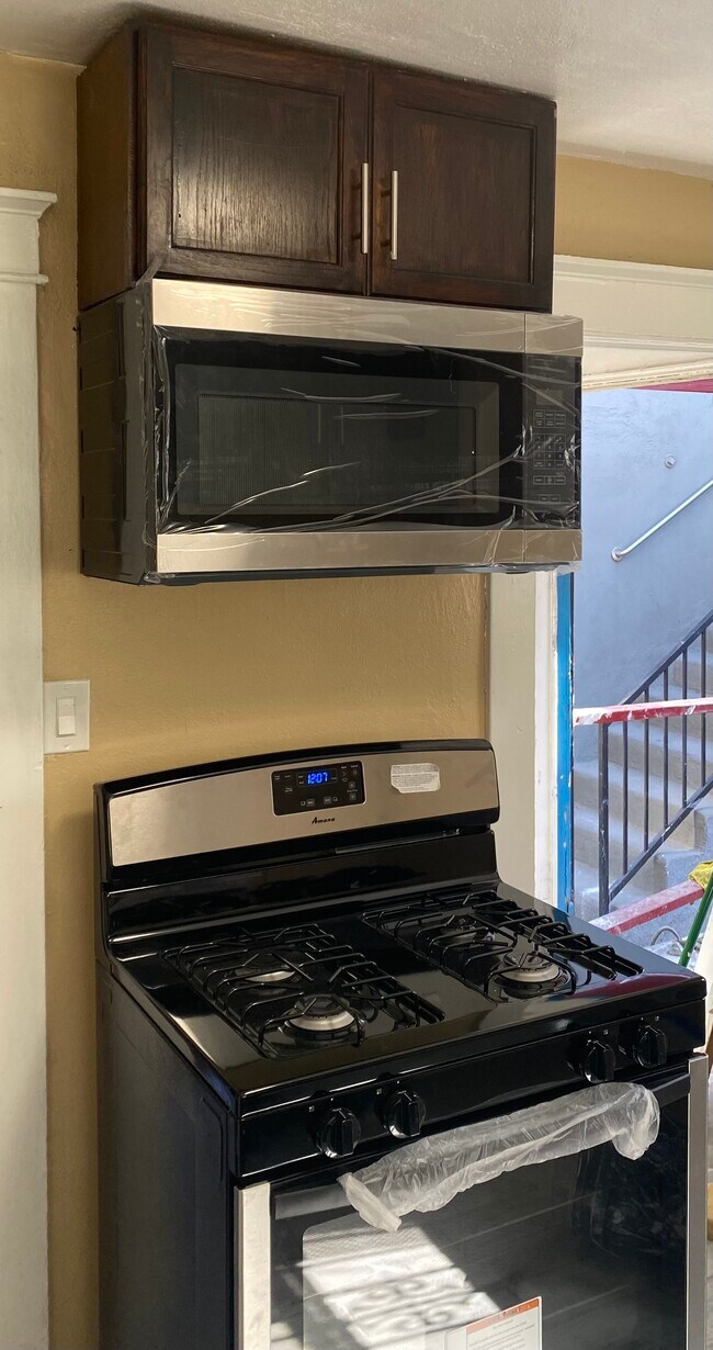 Building Photo - 716 W 60th St