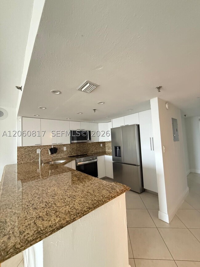 Building Photo - 2625 Collins Ave