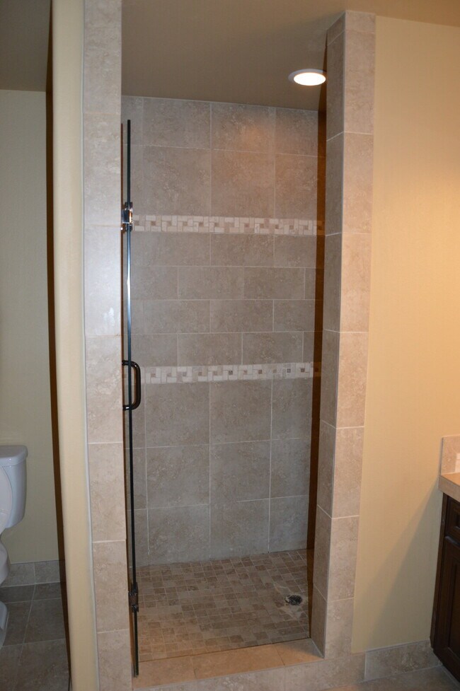 Building Photo - "Charming 3-Bed + Loft and 2 car garage Townhouse with Granite Elegance in Vancouver!"