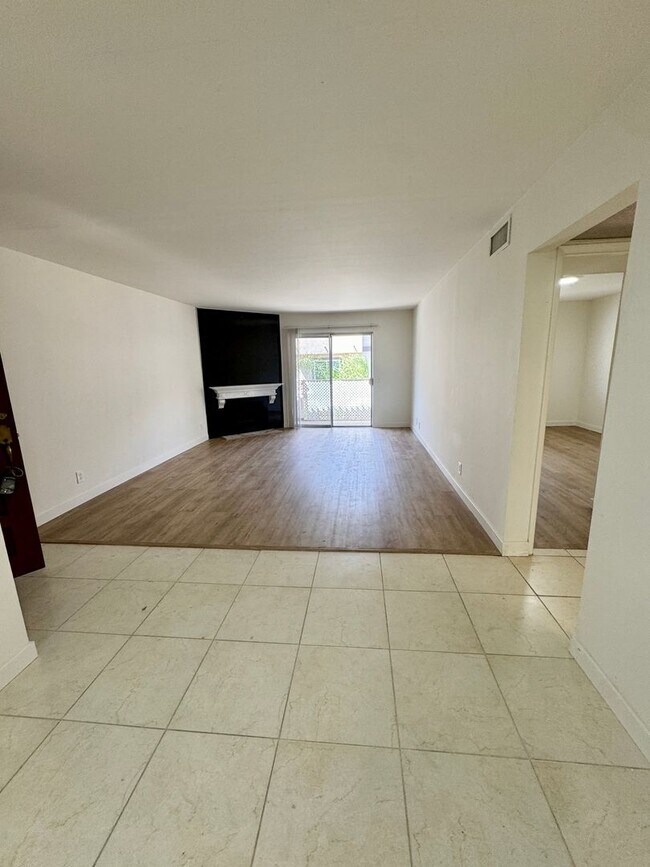 Building Photo - Spacious 2 Bedroom 2 Bath Condo
