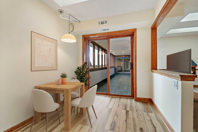 Building Photo - 150 Red Top Dr