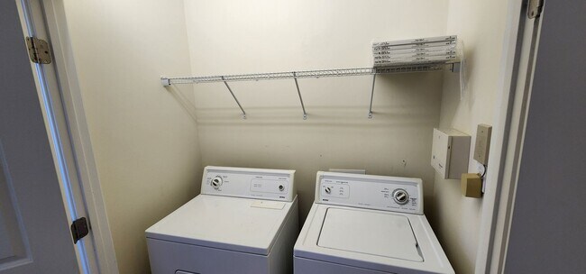 Building Photo - Great condo near Hanes Mall area, Clemmons and I40