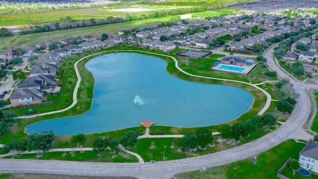 Building Photo - Live comfortably in this stunning Lake Rid...