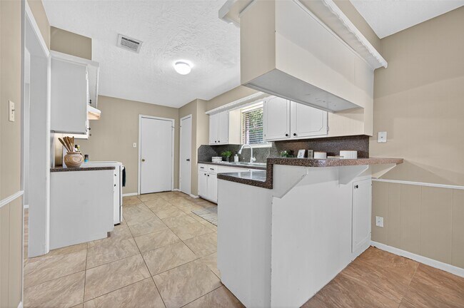 Building Photo - 23919 Farm Hill Dr