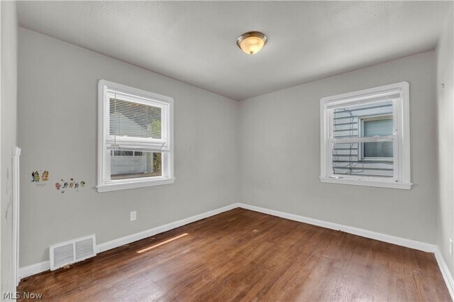 Building Photo - 15902 Maplewood Ave