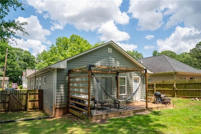 Building Photo - 1580 Pineview Terrace SW