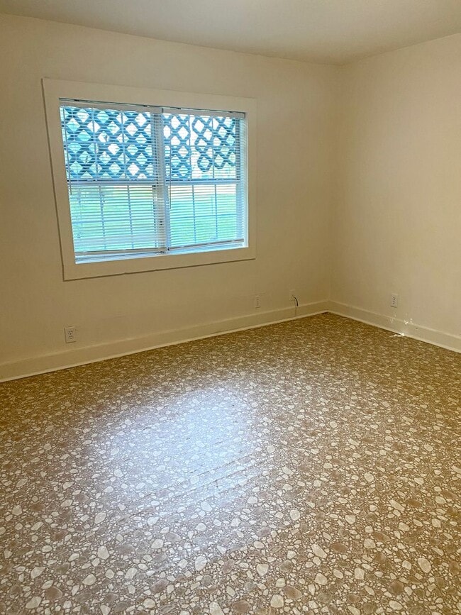 Building Photo - 2046B Grand St, Beaumont, TX 77703