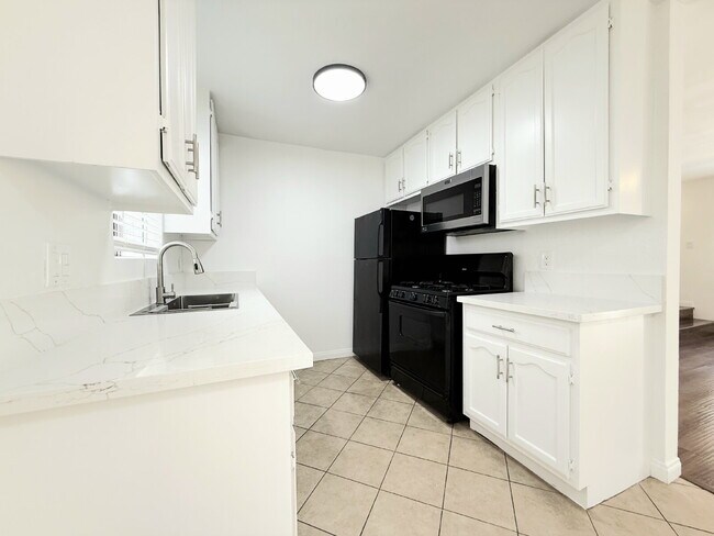 Building Photo - 1343 W 36th St