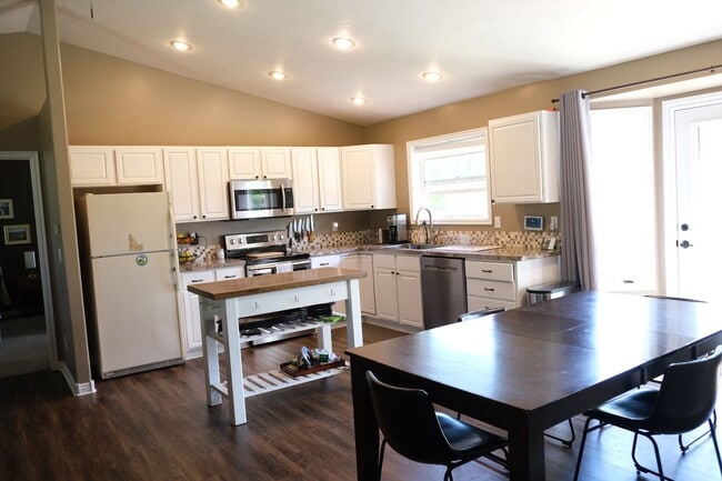 Building Photo - Furnished 3-Bedroom Home in Quiet Victor N...