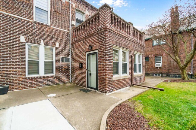 Building Photo - 580-582-582 Gregory Ave