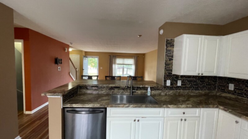 Building Photo - 593 Lazelle Rd