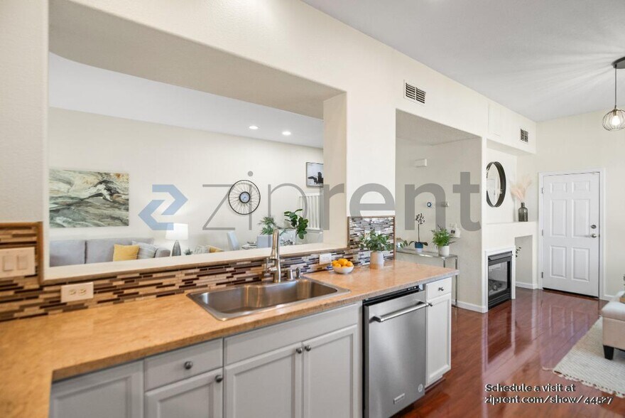 Building Photo - 896 Towne Dr