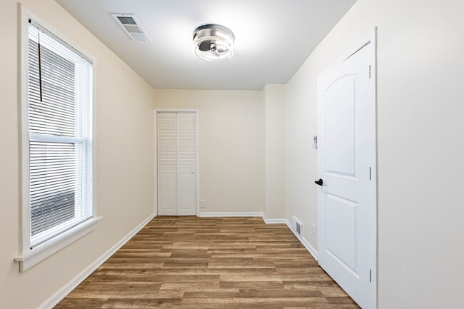 Building Photo - 420 N Lockwood Ave