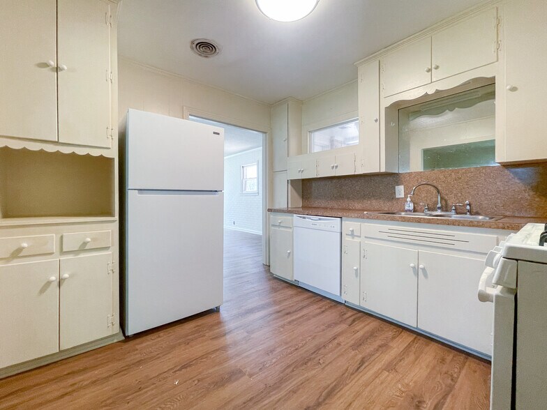 Building Photo - 4500 Anlo Ave