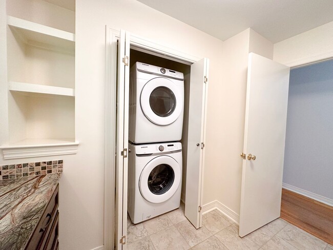 Building Photo - 3 Bedroom House: Walking Distance to Campu...