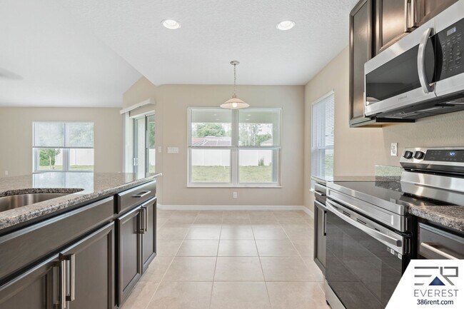 Building Photo - FULLY FENCED 3/2/2 IN DESIRABLE QUAIL HOLLOW