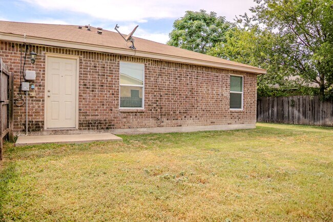 Building Photo - PRICE IMPROVEMENT!!! NOW ONLY $1,350!!!!