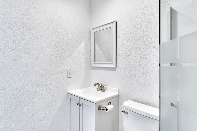 Building Photo - 1 Bedroom Studio in Hollister, MO