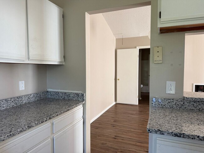 Building Photo - 2 bedroom 2nd Story Condo in Virginia Beach